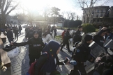 Policiais tentam evacuar a área, minutos após a explosão na praça central de Istambul. (Foto: Reuters)