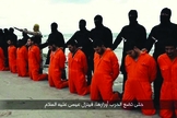Militantes do Estado Islâmico se posicionam atrás de 21 cristãos coptas, momentos antes de registrarem a execução destes, que barbarizou o mundo em fevereiro de 2014 (Imagem: Reprodução)