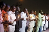 Pessoas realizam vigília em memória às vítimas de ataque do Boko Haram. (Imagem: Reuters)