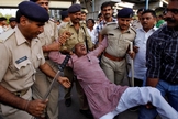 Membro da casta dos dalits continua protestando, enquanto é detido pela polícia indiana, na cidade de Ahmedabad, em abril de 2014 (Foto: Reuters)