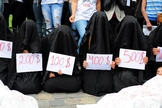 Mulheres protestam contra a violência do Estado Islâmico e a escravidão sexual, promovida pelo grupo terrorista (Foto: Agência Anadolu)