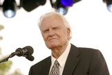 Billy Graham é um dos mais conhecidos evangelistas da atualidade. Aos 97 anos, o pastor continua escrevendo artigos e compartilhando do Evangelho com o apoio de sua equipe ministerial. (Foto: Associação Evangelística Billy Graham)