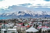 Mesmo com a aparência de uma cidade do interior, Reykjavik, a capital da Islândia, é um destino pra lá de excêntrico. (Foto: Reprodução)