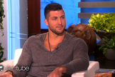 Tim Tebow ganhou fama como astro da liga de futebol americano e agora "aposentado", tem investido tempo e dinheiro em ações humanitárias da sua fundação.  (Foto: Captura de tela)