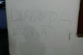 A mensagem foi deixada na parede interna da igreja. (Foto: Arquivo pessoal)