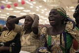 Mais de dois anos após o sequestro de 276 estudantes de Chibok, os pais sofrem com os efeitos físicos e psicológicos desta espera angustiante. (Foto: Reuters)