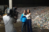 Perlla ao lado de seu pai, Gilberto, no ferro velho no Novo Rio, onde trabalhou durante a infância. (Foto: Divulgação)