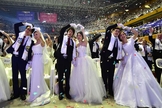 Os casamentos coletivos, muitas vezes realizados em estádios com milhares de casais, têm sido uma característica marcante da igreja fundada por Moon. (Foto: AFP Photo/Jung Yeon-Je)