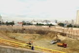Hoje, caminhões passam o dia tirando terra de um terreno de 29 mil m², o equivalente a três campos de futebol. (Foto: Felipe Souza/ BBC Brasil)