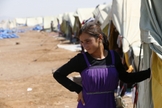 Após conseguir fugir de cativeiro do Estado Islâmico, garota yazidi permanece em frente à sua tenda, em um campo de refugiados na fronteira entre Curdistão e Síria (Foto: Youssef Boudlal / Reuters)