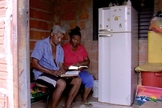 Casal está sendo alfabetizado no barracão da cooperativa/ (Foto: Reprodução/ TVCA)