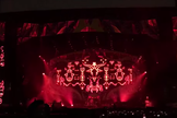 A música “Sympathy for the Devil” foi apresentada aos fãs brasileiros com efeitos visuais repletos de simbologias demoníacas. (Foto: Reprodução/Youtube)
