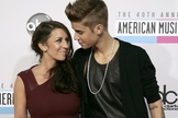 Justin Bieber e sua mãe na premiação American Music Awards em Los Angeles. Foto: Reuters/Jonathan Alcorn