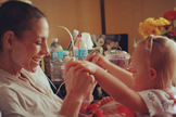 Já em estado avançado da doença, Joey Feek brinca com a filha mais nova em sua cama. (Foto: Instagram - RoryAndJoey)