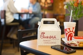 Nas lanchonetes da rede norte-americana 'Chick Fil-A', se os clientes conseguirem passar todo o tempo da refeição sem usar seus telefones, são então recompensados com um ​​sorvete grátis. (Foto: Forbes)