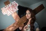 Viviany Beleboni encenou uma 'crucificação' na Parada Gay de 2015 e gerou polêmica entre os cristãos. (Foto: G1)