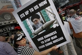 Mulher segura placa em protesto contra o acordo nuclear entre as potências mundias e o Irã. (Foto: Mike Segar / Reuters)