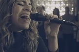 "Música nova! Glória a Deus", celebrou a cantora. (Foto: Reprodução/YouTube)