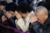 Cristãos chineses oram em igreja subterrânea, na China (Foto: Kim Kyung-Hoon / Reuters)