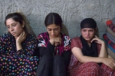 Mulheres resgatadas da escravidão sexual, sob domínio do Estado Islâmico, em Sinjar (Foto: Rex / Telegraph)