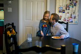 Kyle Burkholder, pastor de ensino na Igreja Grace Point, em San Antonio, com sua filha Bella. (Foto: Ilana Panich-Linsman/The New York Times)