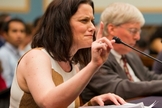 Gianna Jessen testemunha diante do Comitê Judiciário no Tennessee (EUA), ao tentar que o financiamento público à 'Planned Parenthood' seja cancelado (Foto: Pablo Martinez Monsivais / AP)