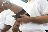 Presidiários durante culto dentro em uma prisão de segurança máxima no Texas. (Foto: Marjorie Kamys Cotera/Polaris)