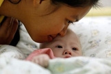 Gammy, um bebê com Síndrome de Down, ganha um beijo de sua mãe, Pattaramon Janbua, em um hospital de Chonburi / China (Foto: Damir Sagolj / Reuters)