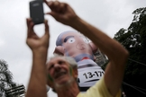 Manifestantes estendem grande faixa, pedindo pelo Impeachment da Presidente Dilma Rousseff