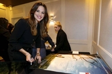 Jennifer Garner autografa cartazes para o filme "Milagre do Paraíso", em West Hollywood, California no dia 04 de março de 2016. (Foto: Reuters/Mario Anzuoni).