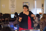 Professora Victoria Tomasheski durante aula de computação em uma escola pública de Cleveland, em Ohio. (Foto: Dustin Franz/The Washington Post)