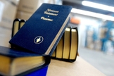 Os Gideões passaram a modificar sua abordagem, entregando os textos sagrados nas ruas das escolas. (Foto: Darren Calabrese/ Guelph Mercury)