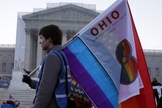 Rapaz carrega bandeira, durante manifestação a favor do casamento gay, em Ohio. (Foto: Reuters)