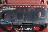 Motorista de caminhão descansando em uma estrada entre Pequim e Tianjin, na China. (Foto: Kim Kyung-hoon/Reuters)