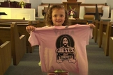 "Jesus é meu melhor amigo", diz estampa da camiseta temática de Abby. (Foto: Reprodução/Local 8)