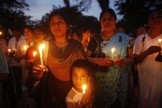 Membros da associação cristã de Bangladesh participam de cerimônia de homenagem às vítimas de uma explosão de bomba. (Foto: Reuters/ Andrew Biraj).