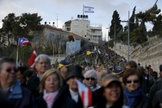 Católicos participam de procissão durante o Domingo de Ramos, no Monte das Oliveiras. (Foto: Amir Cohen / Reuters)