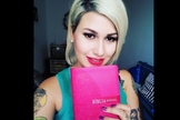 Sara Winter tira selfie com sua Bíblia rosa: "Uma leitura no livro sagrado antes de dormir" (Foto: Facebook)