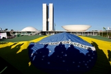 Manifestantes usam bandeira do Brasil em protesto, em frente ao Palácio do Planalto.
