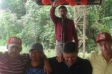 Pastor João Bispo ora pelos necessitados, enquanto os recebe em sua festa de aniversário. (Foto: Reprodução)