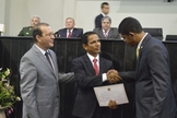O deputado Márcio Miranda (Presidente da Câmara), pastor Leonino Santiago e o deputado Jaques Neves no momento da entrega do certificado. (Foto: Bruno Thiago)