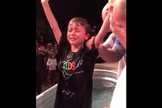 Levi, de apenas 8 anos, levantou suas mãos e começou a orar, em um profundo momento de gratidão a Deus. (Foto: Reprodução/Facebook/Buffie Dumas)