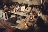 Naquele tempo, na Palestina, a comida era colocada em mesas baixas, e os convidados comiam sentados em almofadas no chão e tapetes. (Foto: Reprodução)