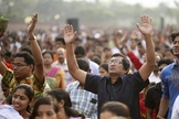 Cristãos oram durante um evento,  em Dhaka, Bangladesh. (Foto: Reuters)
