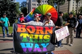 Manifestantes pró-LGBT protestam em frente à vigília realizada pelo pastor Franklin Graham, em Sacramento, Califórnia / EUA. (Foto: Facebook)