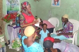 Muitas mulheres grávidas procuram a irmã Indoreyin Sambhor, uma parteira e pastora na Igreja Land of Promise. (Foto: BBC)