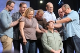 Danny Duchene recebe oração de Rick Warren e outros pastores da Igreja Saddleback. (Foto: Saddleback Church)