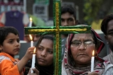 Paquistaneses lamentam a morte de parentes após ataque terrorista, durante a Páscoa em Lahore. (Foto: Washington Post)