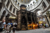Estrutura que envolve o local onde acredita-se ter sido o túmulo de Jesus Cristo, na Igreja do Santo Sepulcro. (Foto: AP)