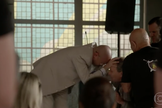 Numa das cenas, um pastor passa a procurar algum fiel que esteja possuído por um demônio. (Foto: Reprodução/Globo)